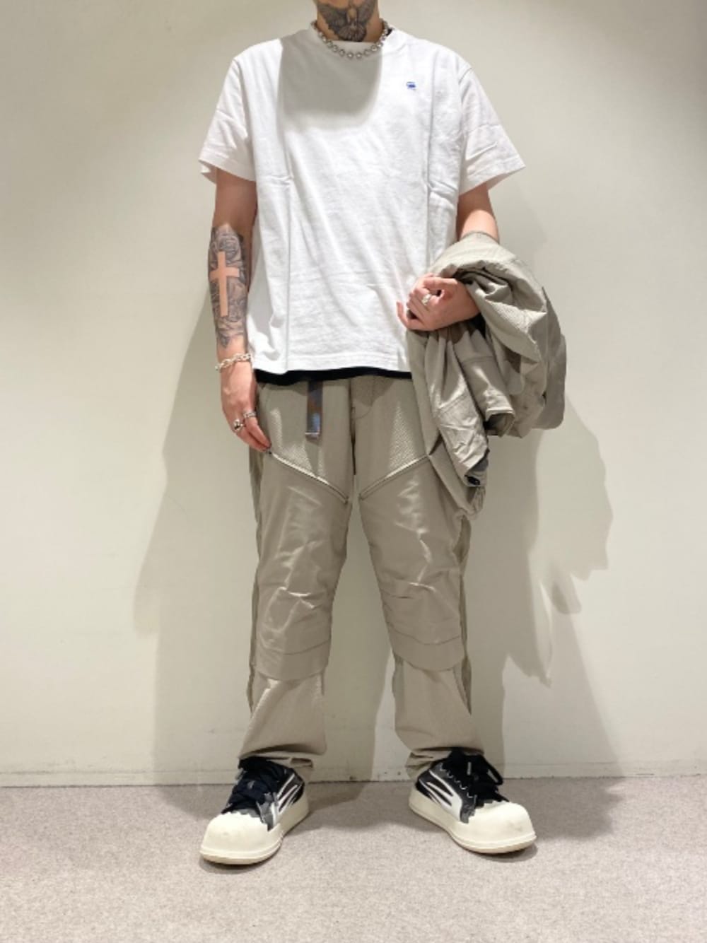 ホワイト系のTシャツ/カットソー、ベージュ系のその他パンツを着用したメンズの夏コーディネートの1枚目の写真