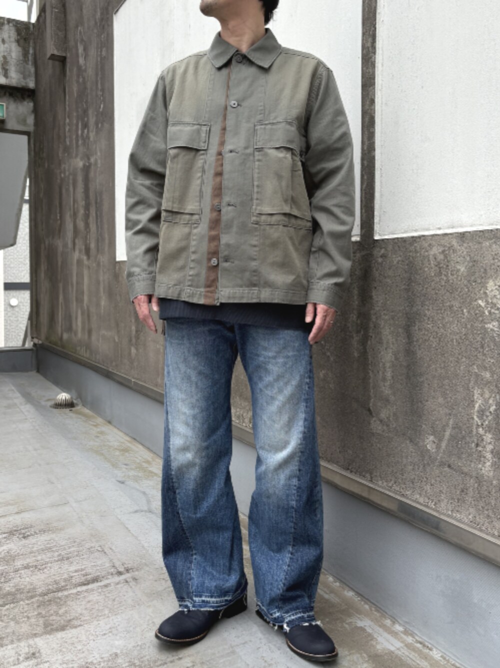 グリーン系のシャツ/ブラウス、ブルー系のTシャツ/カットソー、ブルー系のデニムパンツを着用したメンズの春コーディネートの1枚目の写真