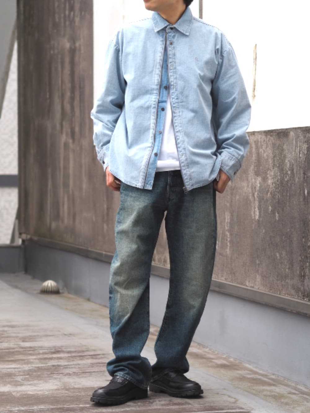 ブルー系のシャツ/ブラウス、ブラック系のローファー、ホワイト系のTシャツ/カットソーを着用したメンズの春コーディネートの1枚目の写真