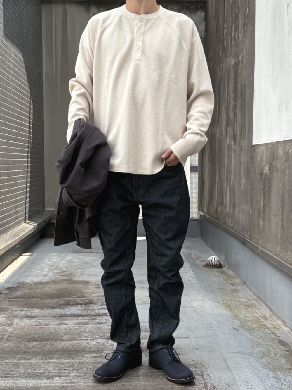 ホワイト系のTシャツ/カットソー、ブルー系のデニムパンツを着用したメンズの秋コーディネートの1枚目の写真