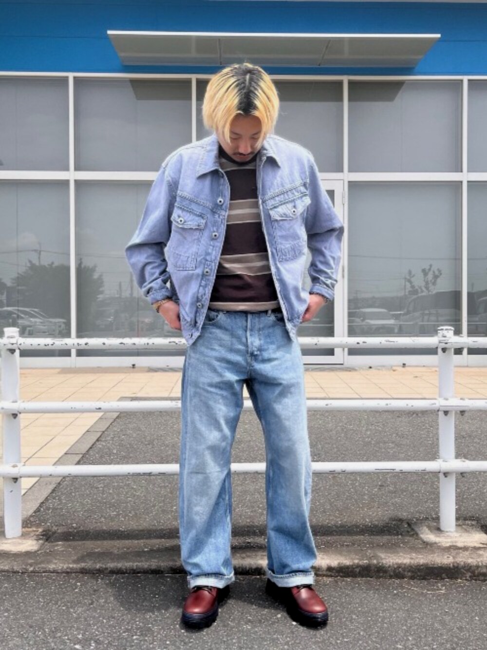 ブラウン系のTシャツ/カットソー、ブルー系のデニムパンツを着用したメンズの春コーディネートの1枚目の写真