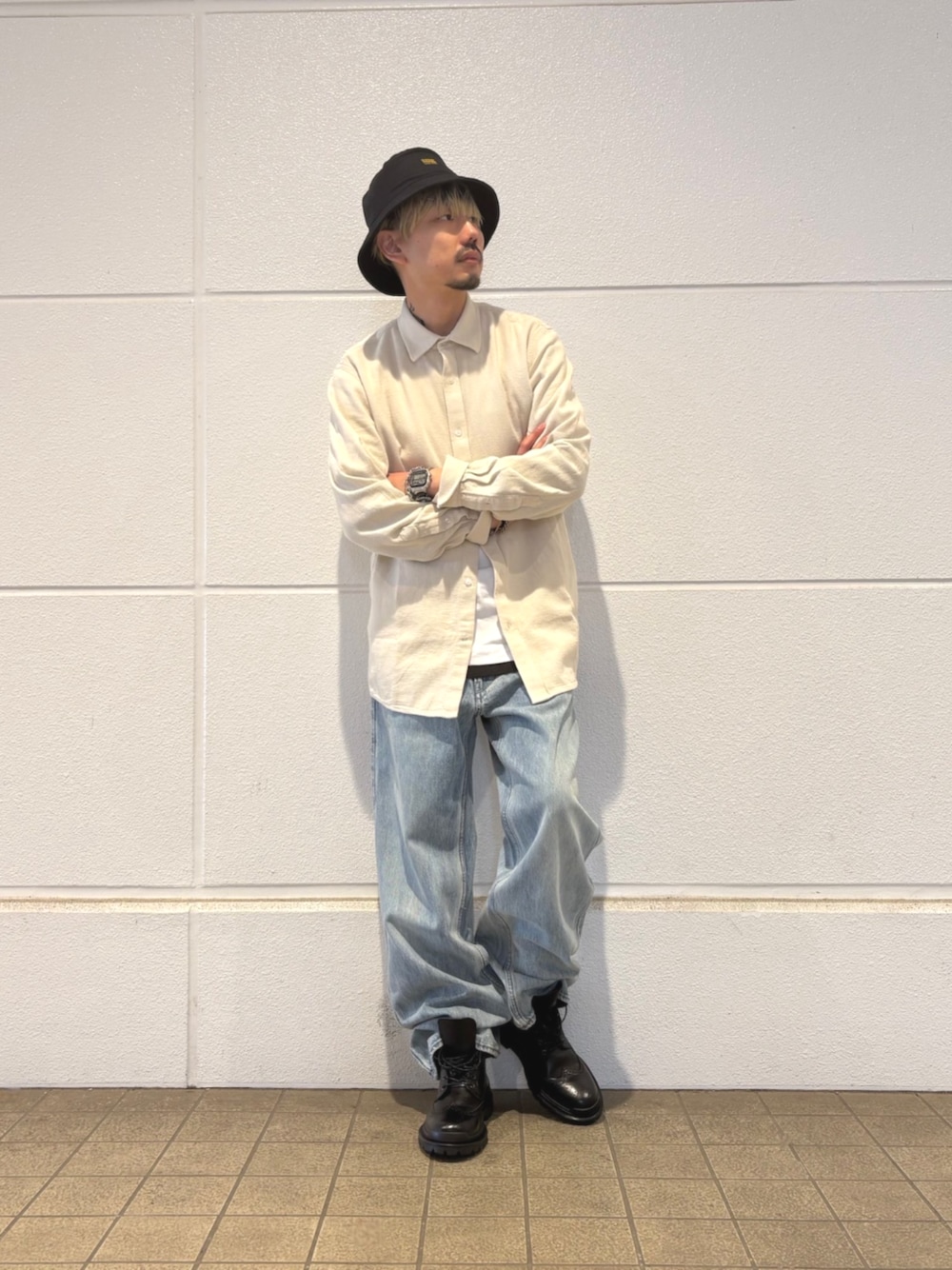 ホワイト系のシャツ/ブラウス、ホワイト系のTシャツ/カットソー、ブルー系のデニムパンツを着用したメンズの春コーディネートの1枚目の写真