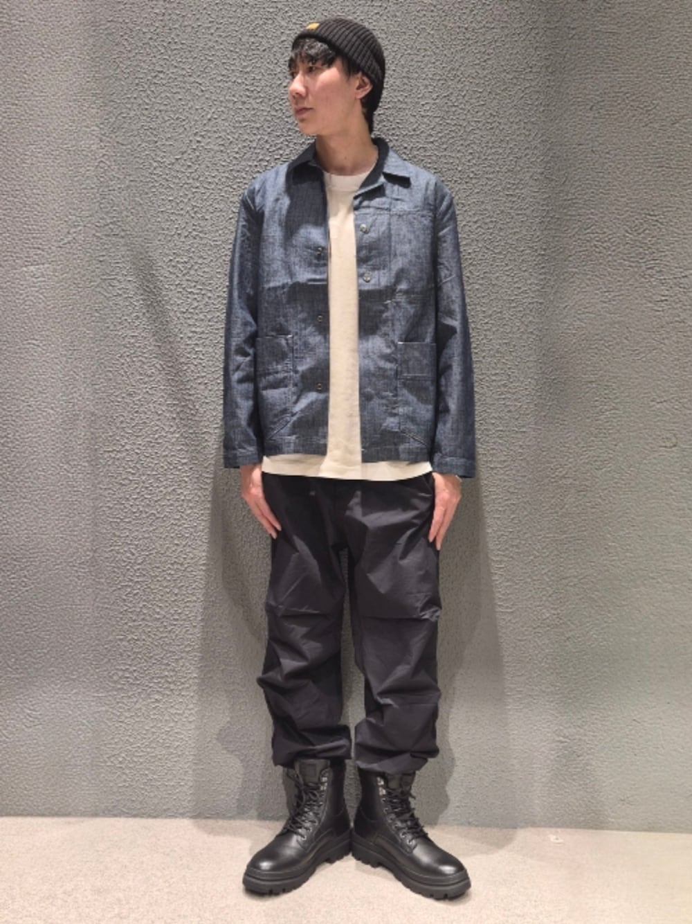 ブラック系のカーゴパンツ、ホワイト系のTシャツ/カットソー、ブルー系のデニムジャケットを着用したメンズの春コーディネートの1枚目の写真
