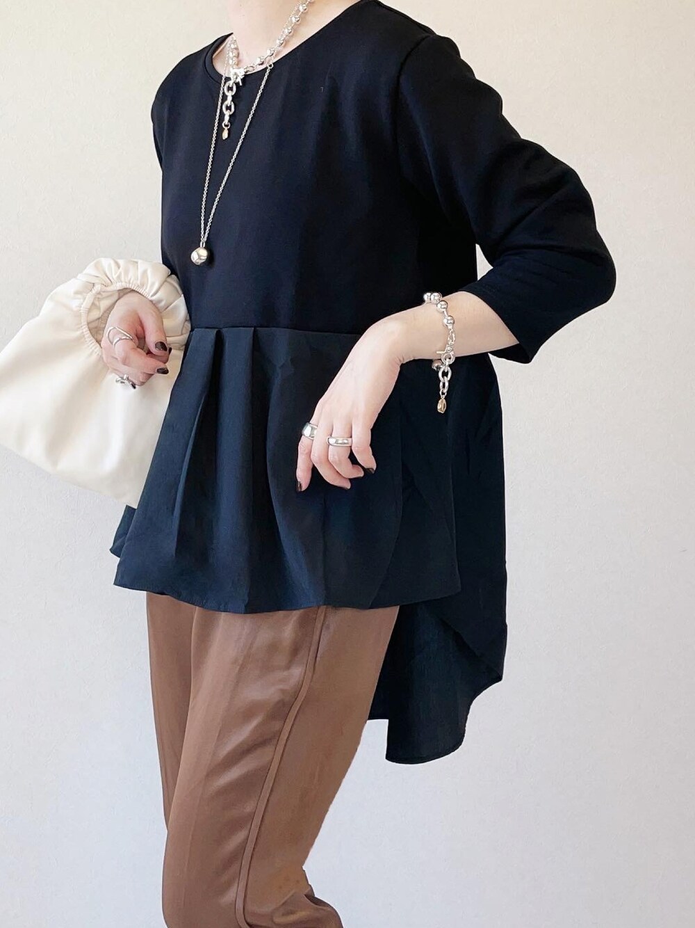 「deuxamour、deuxamour_official」｜「deux amourのポンチバックフリルカットソー（スウェット、ブラック系）」を使った、yocoさん（レディース・162cm）の秋コーディネートの1枚目の写真