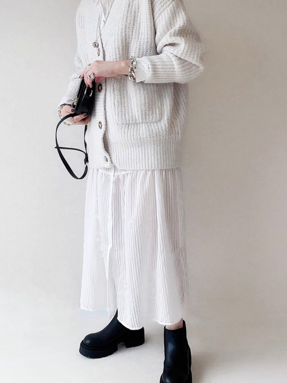 「大人カジュアル、ボマール、bohmal、bohmal_style」｜「bohmalのティアードシャツカラーワンピース（シャツワンピース、ホワイト系）」を使った、yocoさん（レディース・162cm）の秋コーディネートの1枚目の写真