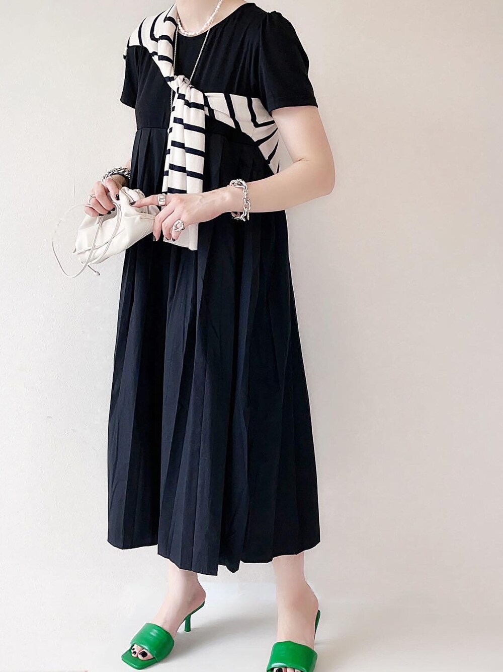 「deuxamour_official、deuxamour、ワンピース」｜「deuxamour_officialのアイテム（ワンピース、ブラック系）」を使った、yocoさん（レディース・162cm）の夏コーディネートの1枚目の写真