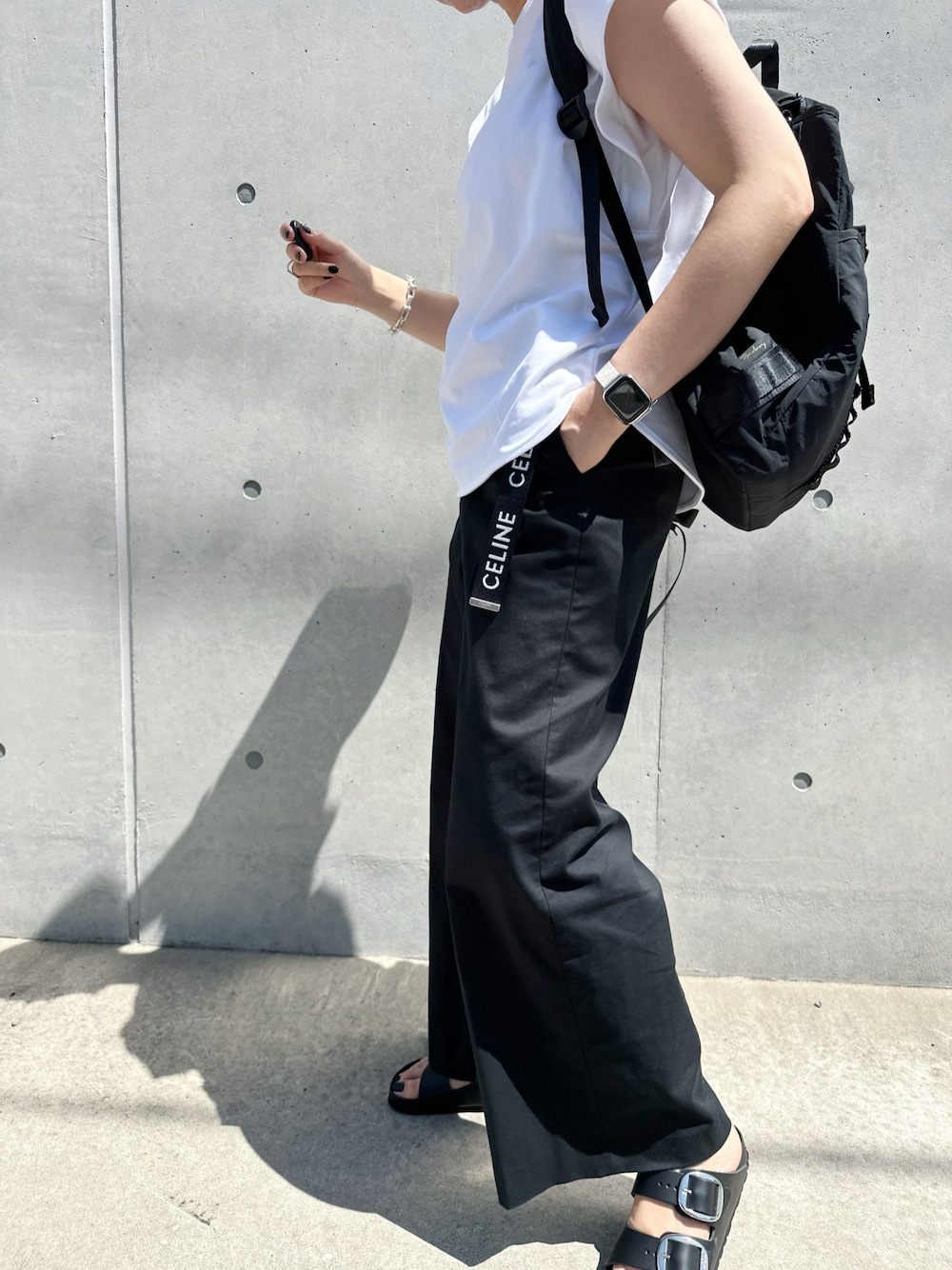 「おでかけコーデ、パンツスタイル、オトナカジュアル、休日スタイル、シンプル」｜「HAYNIのEida エイダ（バックパック/リュック、ブラック系）」を使った、yocoさん（レディース・162cm）の夏コーディネートの1枚目の写真