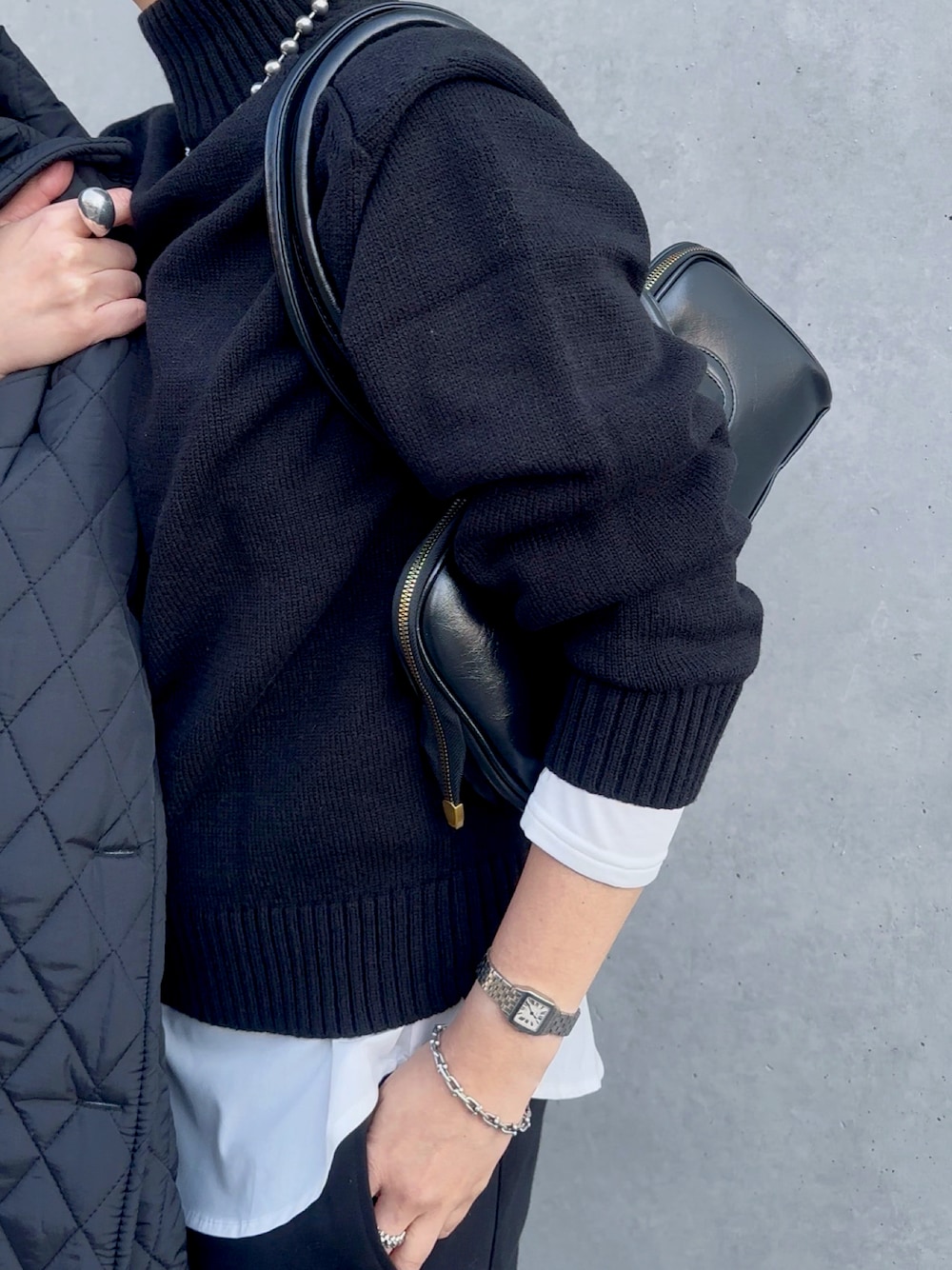 ホワイト系のTシャツ/カットソーを着用したレディースの秋コーディネートの1枚目の写真