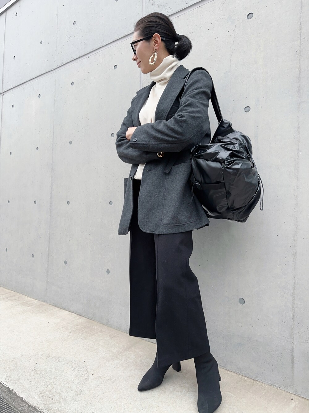 「秋冬コーデ、お出かけコーデ、今日のコーデ、大人カジュアル、秋服、リュック」｜「210nouveのドロストメタリックナイロンバックパック（バックパック/リュック、ブラック系）」を使った、yocoさん（レディース・162cm）の秋コーディネートの1枚目の写真