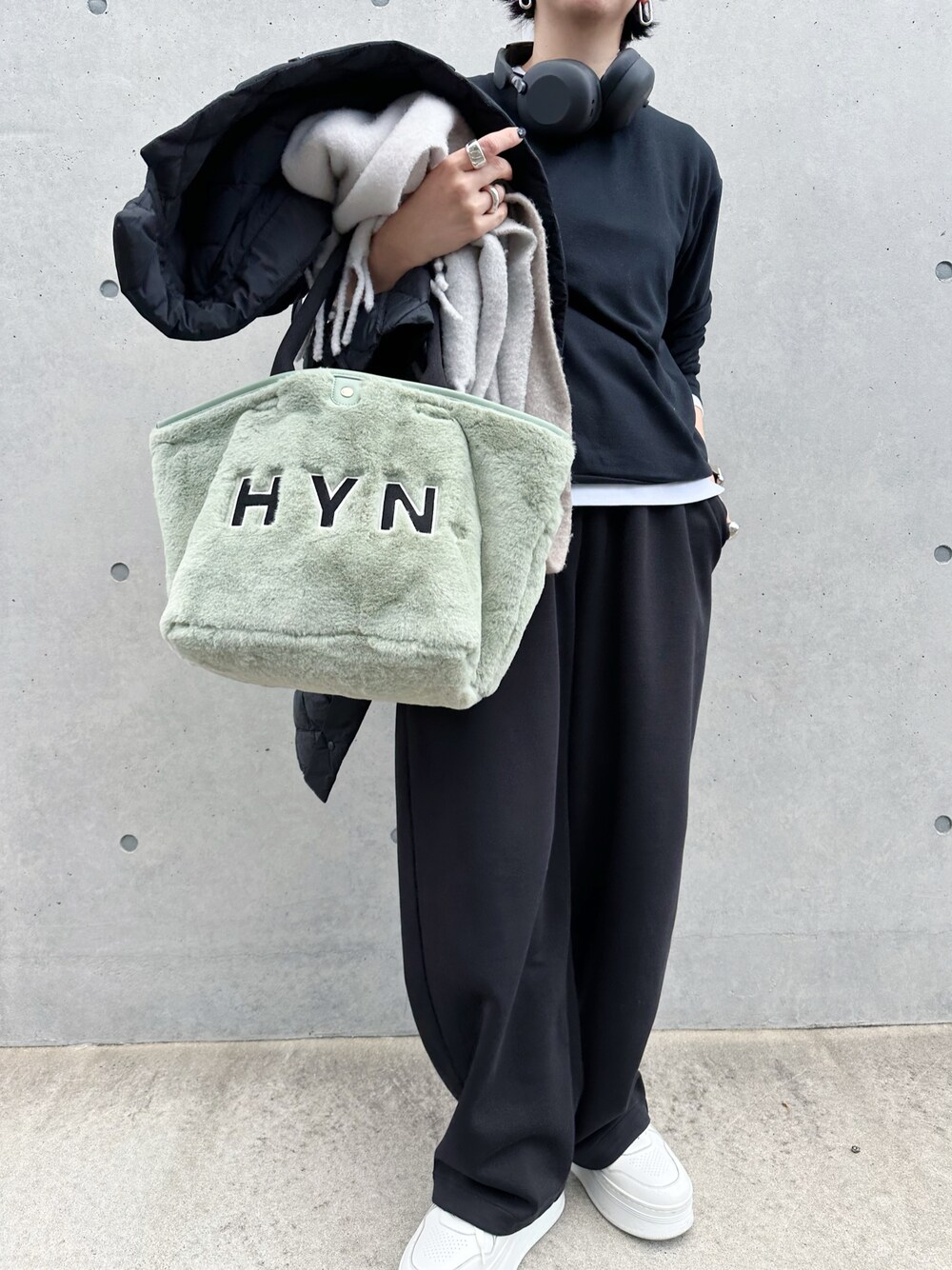 「シンプル、バッグ、トートバッグ、ヘイニ、HAYNI」｜「HAYNIのBenell ベネル Sサイズ（トートバッグ、グリーン系）」を使った、yocoさん（レディース・162cm）の冬コーディネートの1枚目の写真