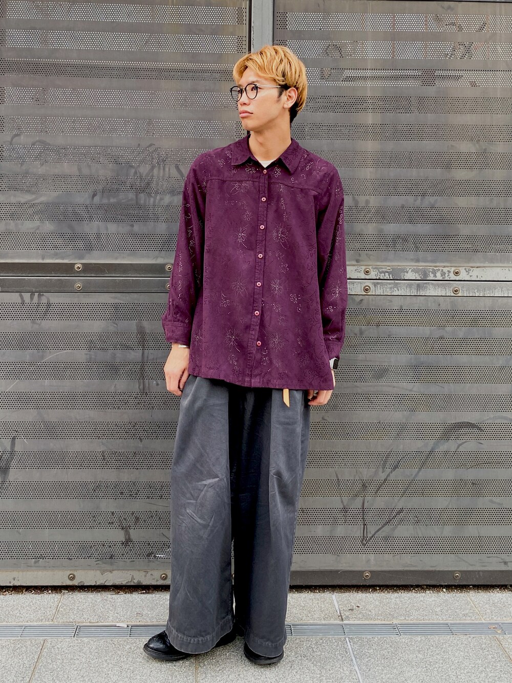 パープル系のシャツ/ブラウス、グレー系のチノパンツ、ブラック系のブーツを着用したメンズの夏コーディネートの1枚目の写真