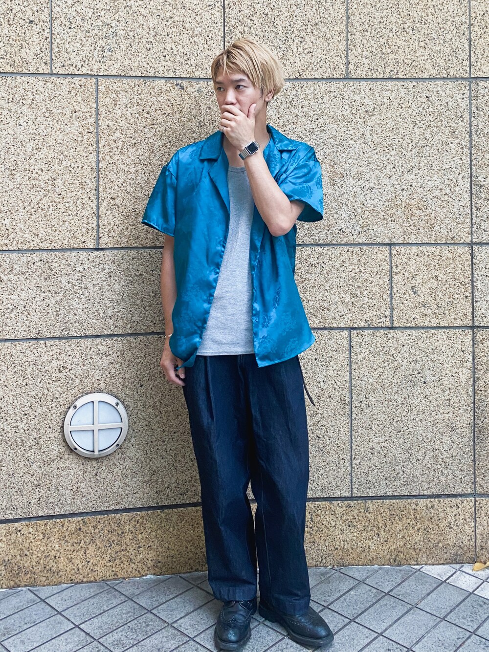 ブルー系のシャツ/ブラウス、ブルー系のデニムパンツ、ブラック系のドレスシューズを着用したメンズの夏コーディネートの1枚目の写真