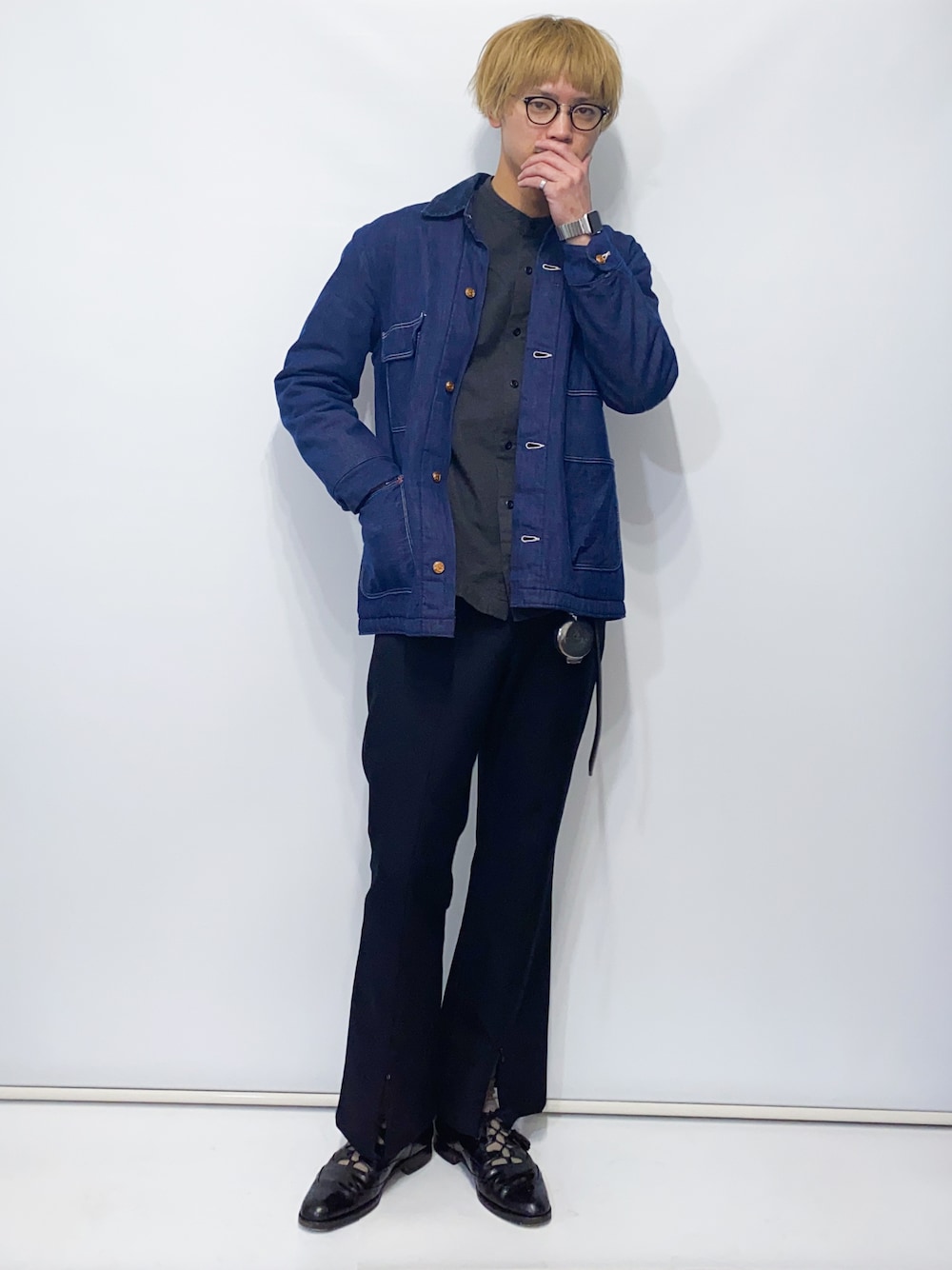 ブルー系のデニムジャケット、グレー系のシャツ/ブラウス、ブラック系のその他パンツを着用したメンズの春コーディネートの1枚目の写真