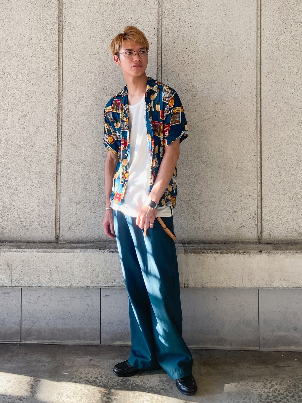 グリーン系のシャツ/ブラウス、ホワイト系のタンクトップ、グリーン系のスラックスを着用したメンズの夏コーディネートの1枚目の写真