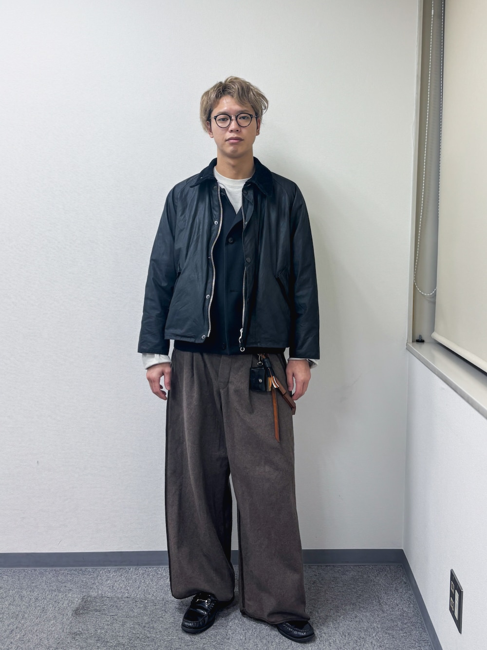 ブラック系のブルゾン、ブラウン系のカーゴパンツ、ブラック系のローファーを着用したメンズの春コーディネートの1枚目の写真