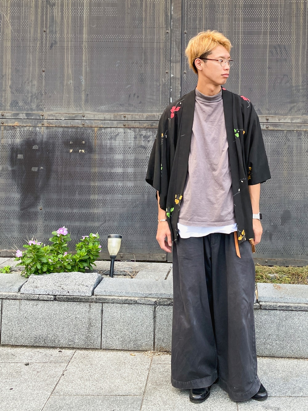 グレー系のTシャツ/カットソー、ホワイト系のタンクトップ、ブラック系のカーディガン/ボレロを着用したメンズの夏コーディネートの1枚目の写真