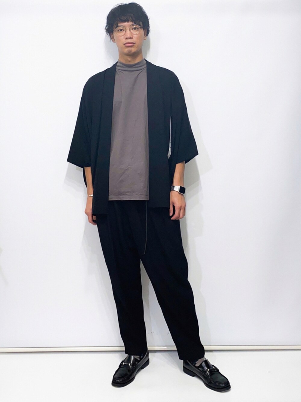 ブラック系のカーディガン/ボレロ、グレー系のTシャツ/カットソー、ブラック系のスラックスを着用したメンズの秋コーディネートの1枚目の写真