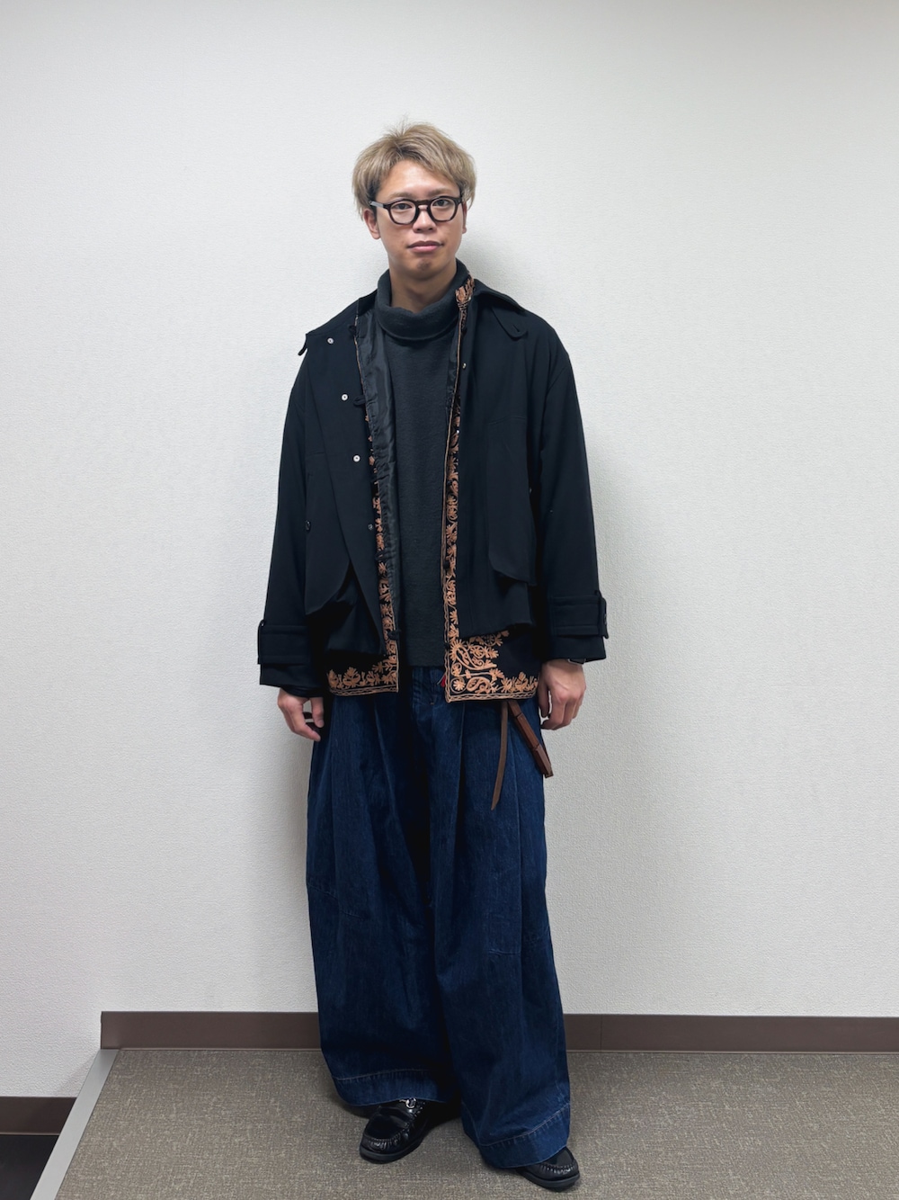 ブラック系のブルゾン、ブルー系のデニムパンツ、ブラック系のローファーを着用したメンズの冬コーディネートの1枚目の写真