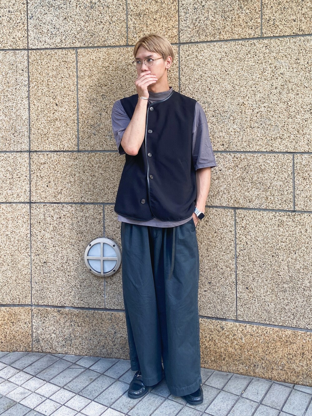 グレー系のTシャツ/カットソー、ブラック系のベスト、グレー系のチノパンツを着用したメンズの夏コーディネートの1枚目の写真