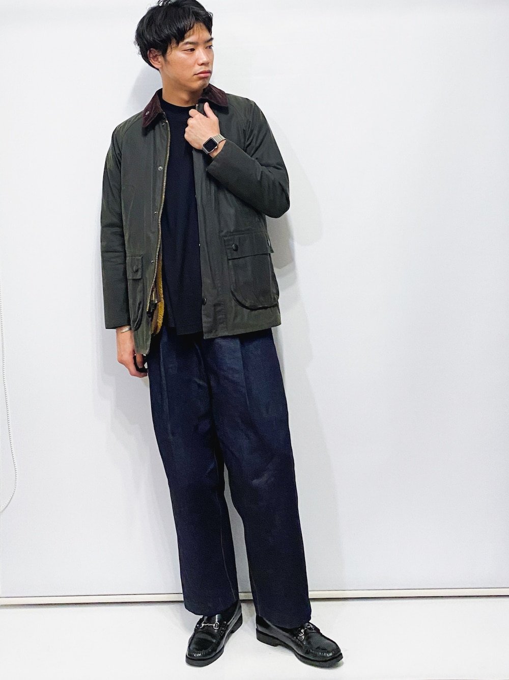 ブラック系のTシャツ/カットソー、グリーン系のブルゾン、ブルー系のデニムパンツを着用したメンズの秋コーディネートの1枚目の写真