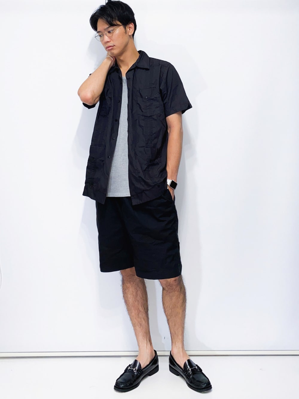 ブラック系のシャツ/ブラウス、ホワイト系のタンクトップ、ブラック系のパンツを着用したメンズの夏コーディネートの1枚目の写真