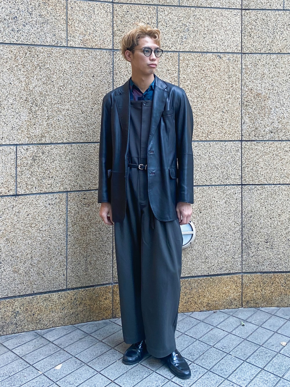 ブラック系のテーラードジャケット、ブラック系のサロペット/オーバーオール、ブラック系のローファーを着用したメンズの春コーディネートの1枚目の写真
