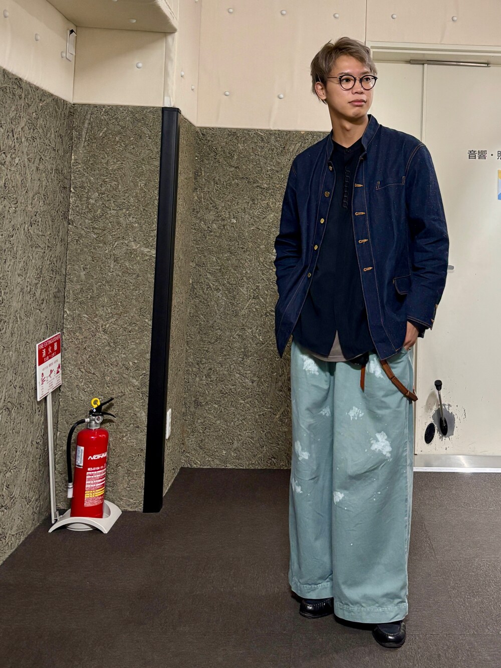 ブルー系のデニムジャケット、ブルー系のパンツ、ブラック系のローファーを着用したメンズの冬コーディネートの1枚目の写真