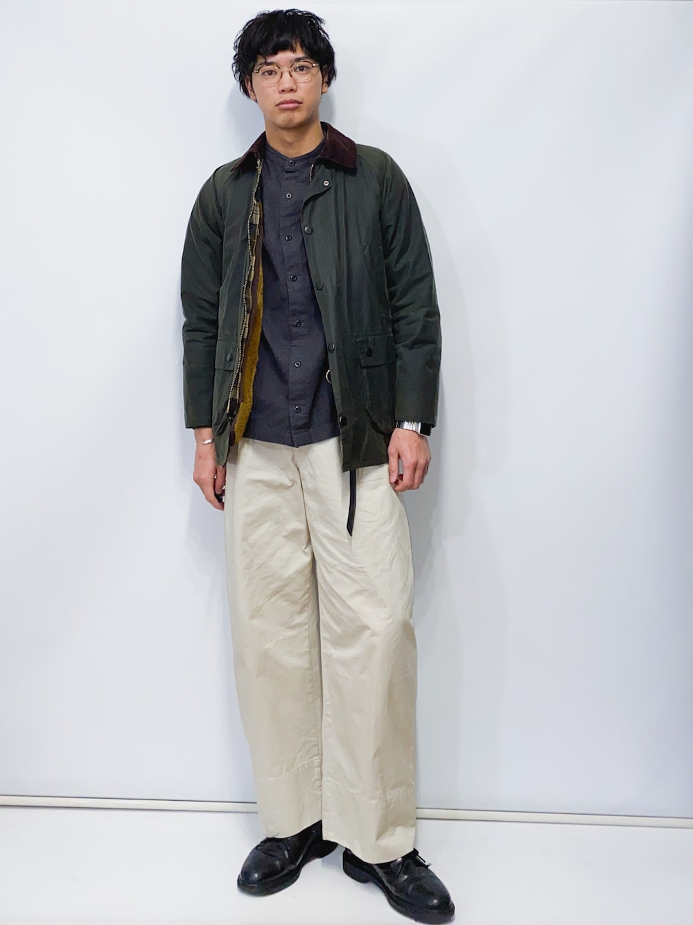 グリーン系のブルゾン、グレー系のシャツ/ブラウス、ベージュ系のパンツを着用したメンズの冬コーディネートの1枚目の写真