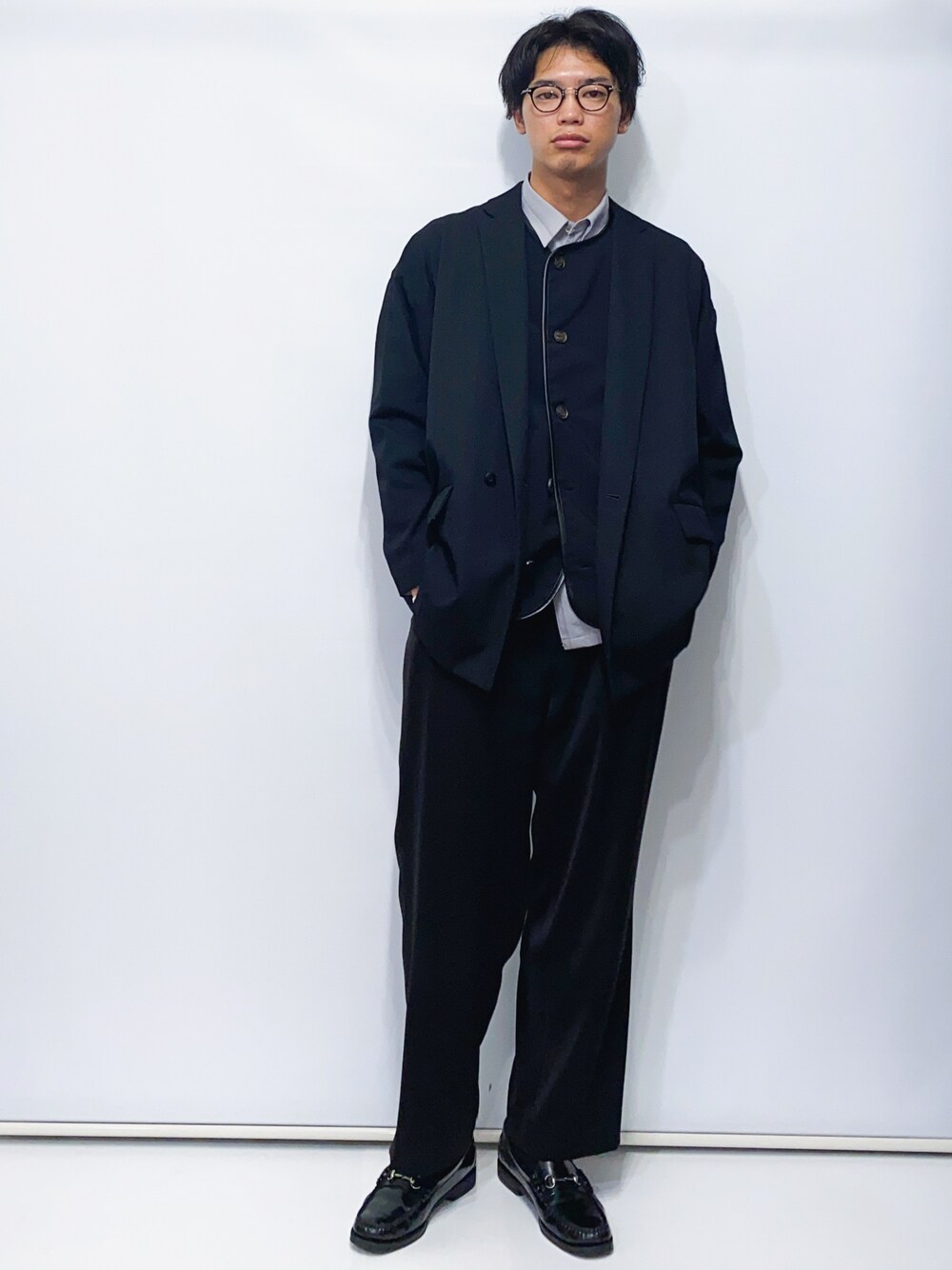 ブラック系のベスト、グレー系のシャツ/ブラウス、ブラック系のテーラードジャケットを着用したメンズの秋コーディネートの1枚目の写真