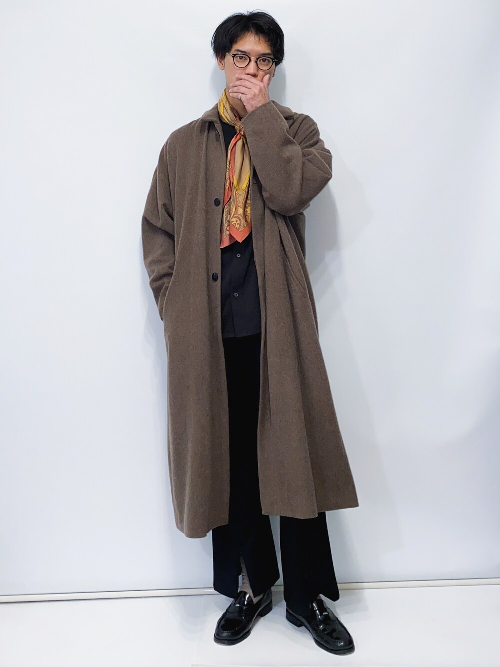 ブラウン系のステンカラーコート、ブラック系のシャツ/ブラウス、ブラック系のその他パンツを着用したメンズの冬コーディネートの1枚目の写真