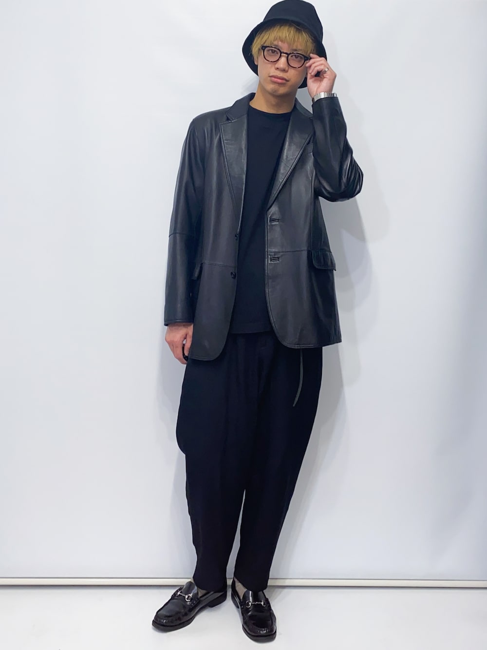 ブラック系のTシャツ/カットソー、ブラック系のテーラードジャケット、ブラック系のスラックスを着用したメンズの春コーディネートの1枚目の写真