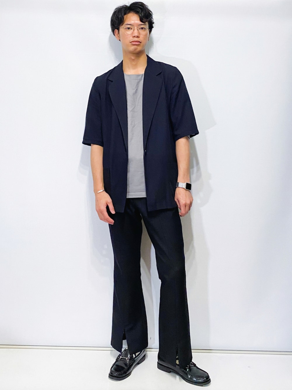 グレー系のTシャツ/カットソー、ブラック系のテーラードジャケット、ブラック系のその他パンツを着用したメンズの夏コーディネートの1枚目の写真