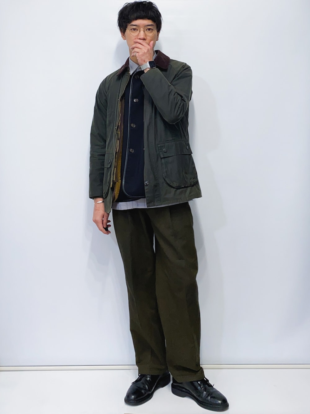 グリーン系のブルゾン、ブラック系のベスト、グレー系のシャツ/ブラウスを着用したメンズの冬コーディネートの1枚目の写真