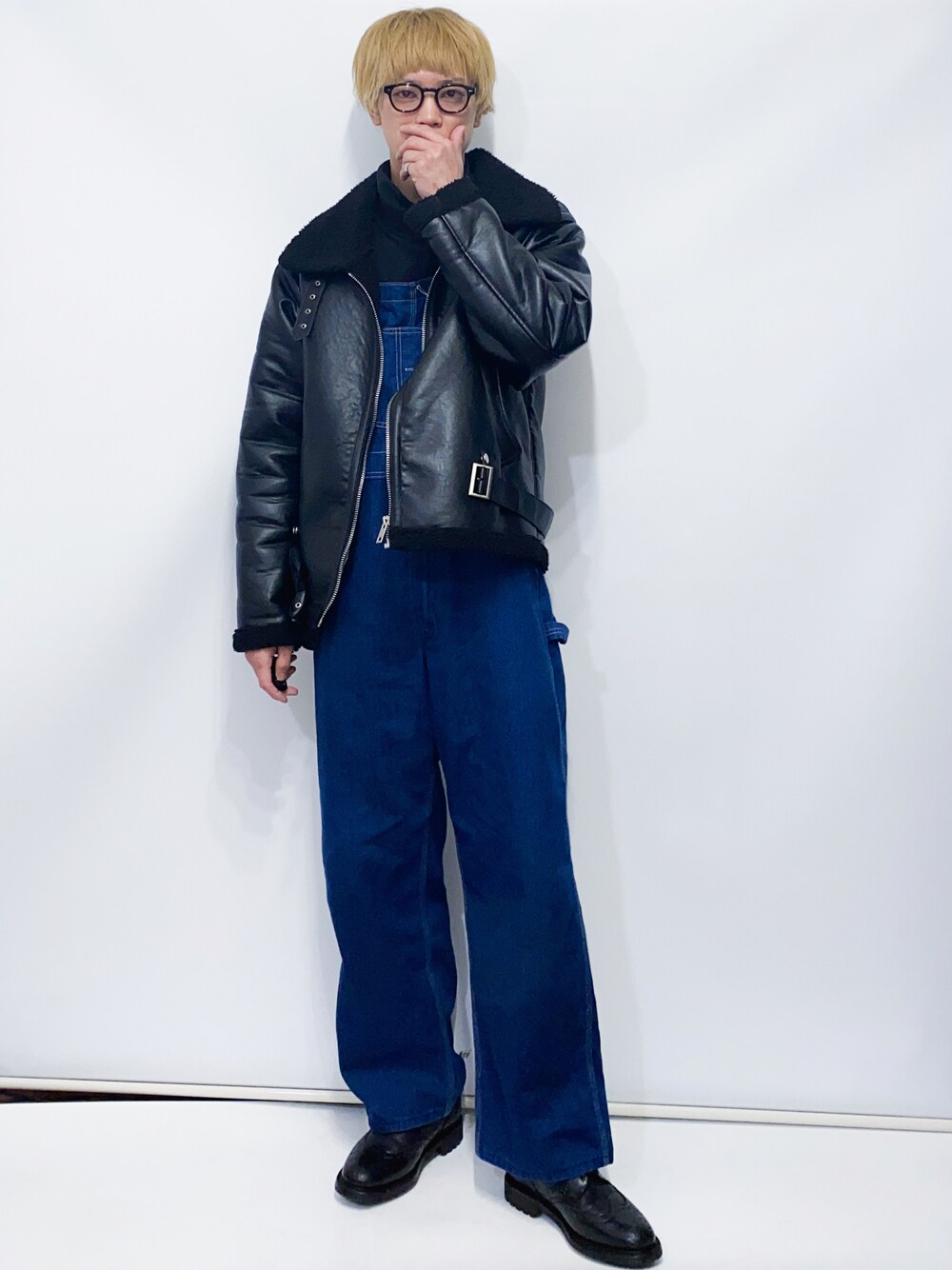 ブラック系のムートンコート、ブラック系のドレスシューズ、ブラック系のサングラスを着用したメンズの春コーディネートの1枚目の写真