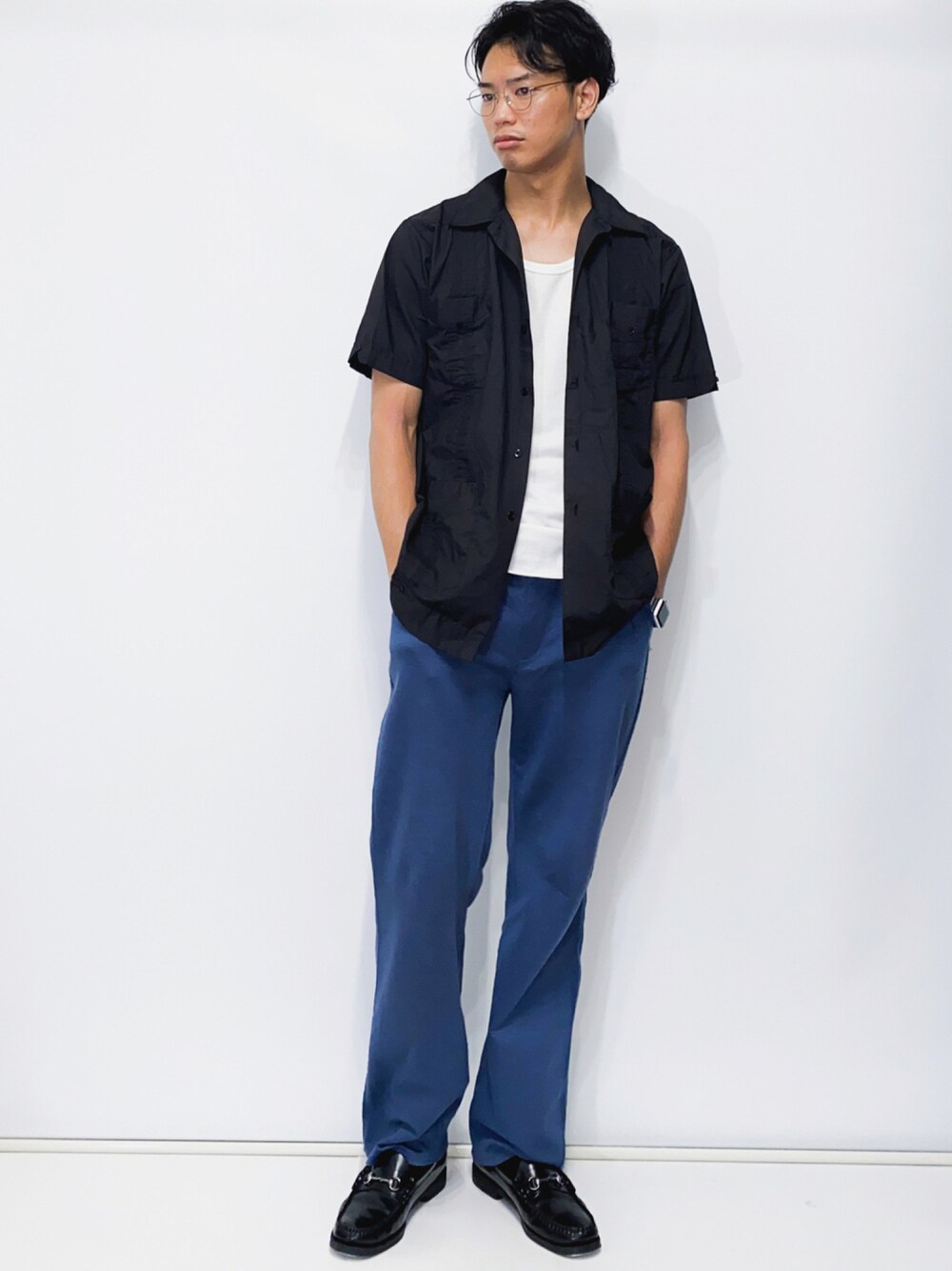 ブラック系のシャツ/ブラウス、ホワイト系のタンクトップ、ブルー系のスラックスを着用したメンズの夏コーディネートの1枚目の写真