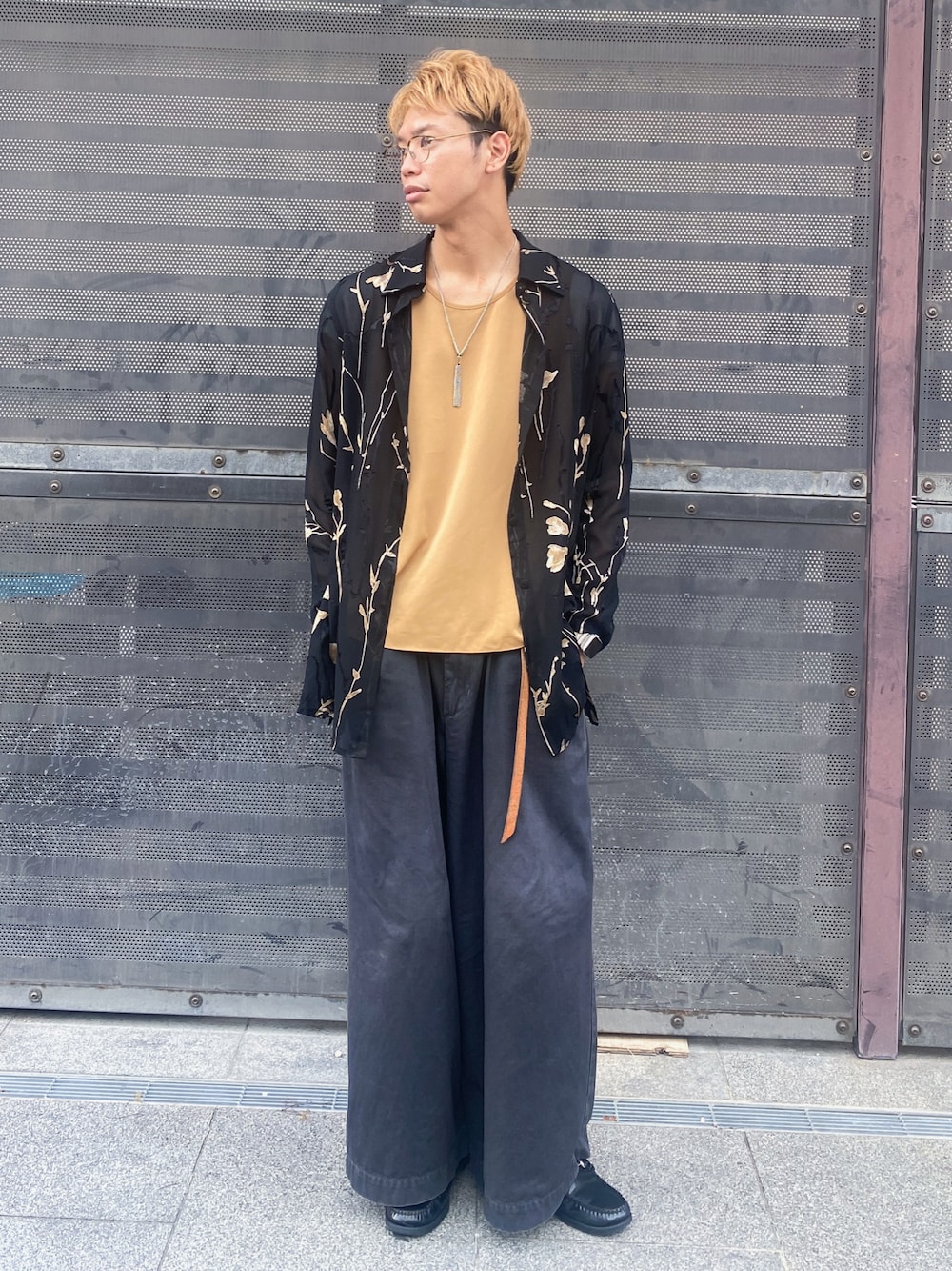 ブラック系のシャツ/ブラウス、グレー系のチノパンツ、ブラック系のローファーを着用したメンズの夏コーディネートの1枚目の写真