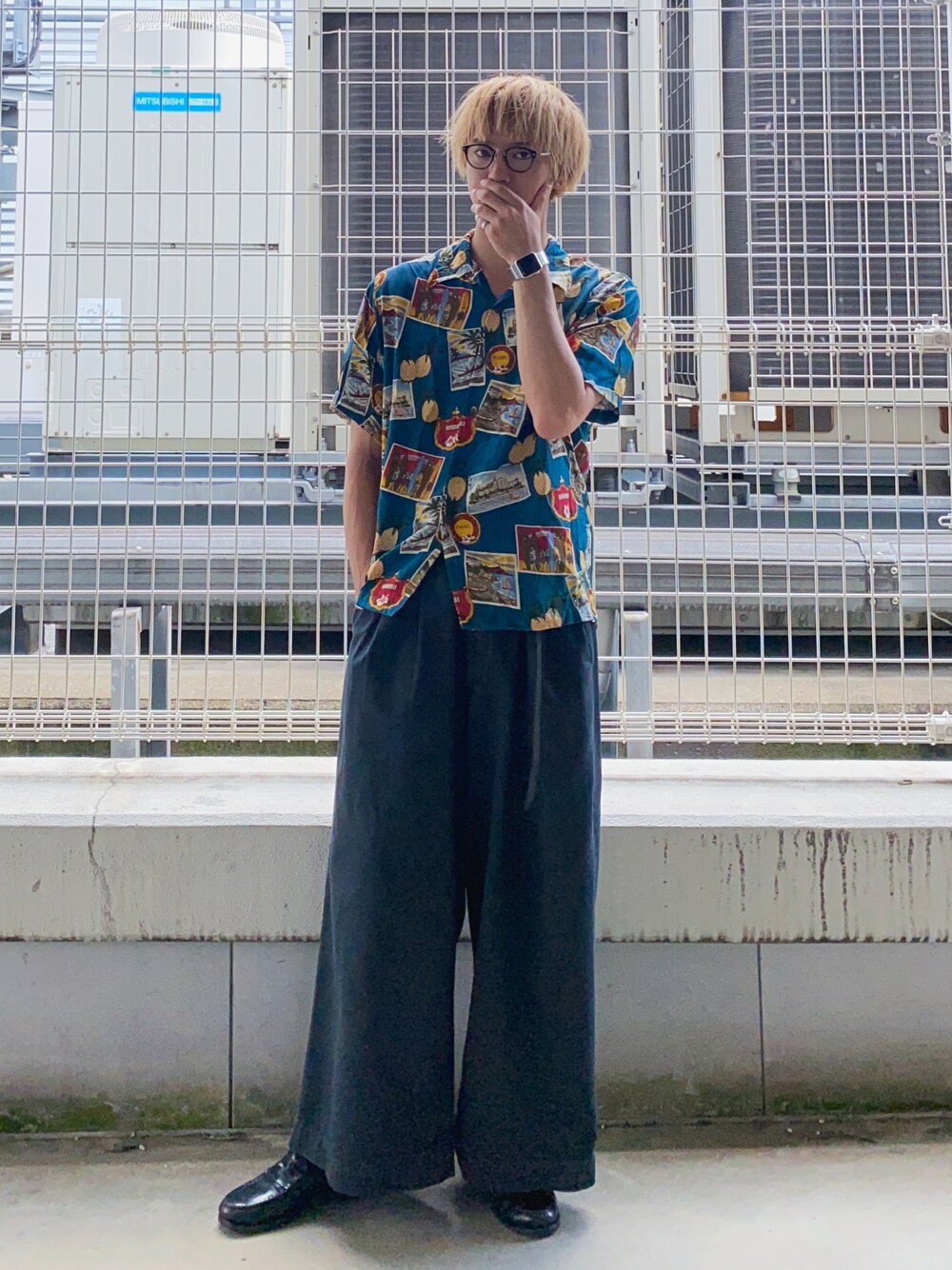 グリーン系のシャツ/ブラウス、グレー系のチノパンツ、ブラック系のローファーを着用したメンズの夏コーディネートの1枚目の写真