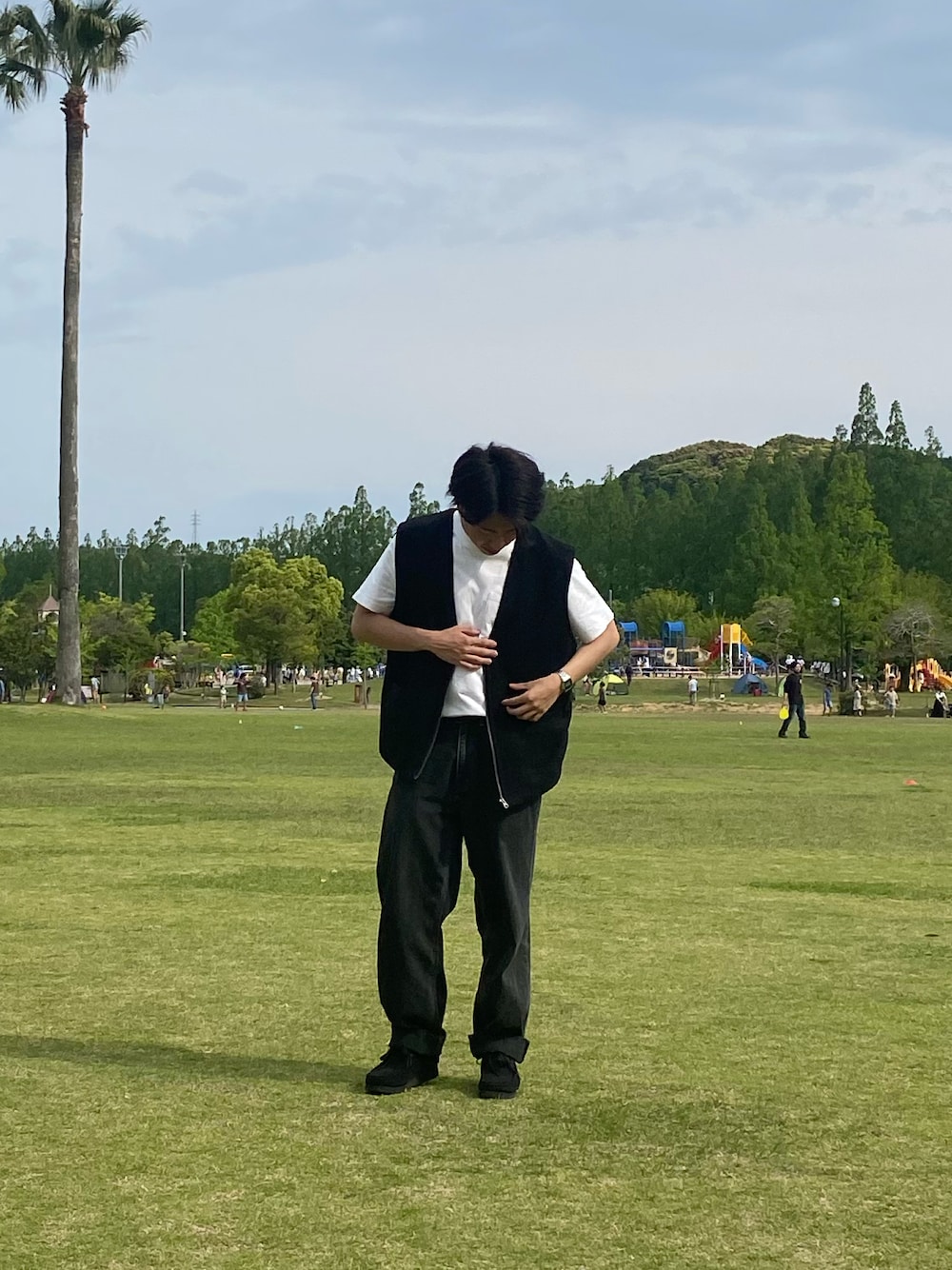 「夏コーデ、Tシャツ、ベスト、シンプルスタイル、clarks、Danton、デニムパンツ、服好きな人と繋がりたい、リーバイス、低身長、カジュアル、スニーカー、時計」｜「Levi'sのアイテム（デニムパンツ、ブラック系）」を使った、リオンさん（メンズ・166cm）の春コーディネートの1枚目の写真