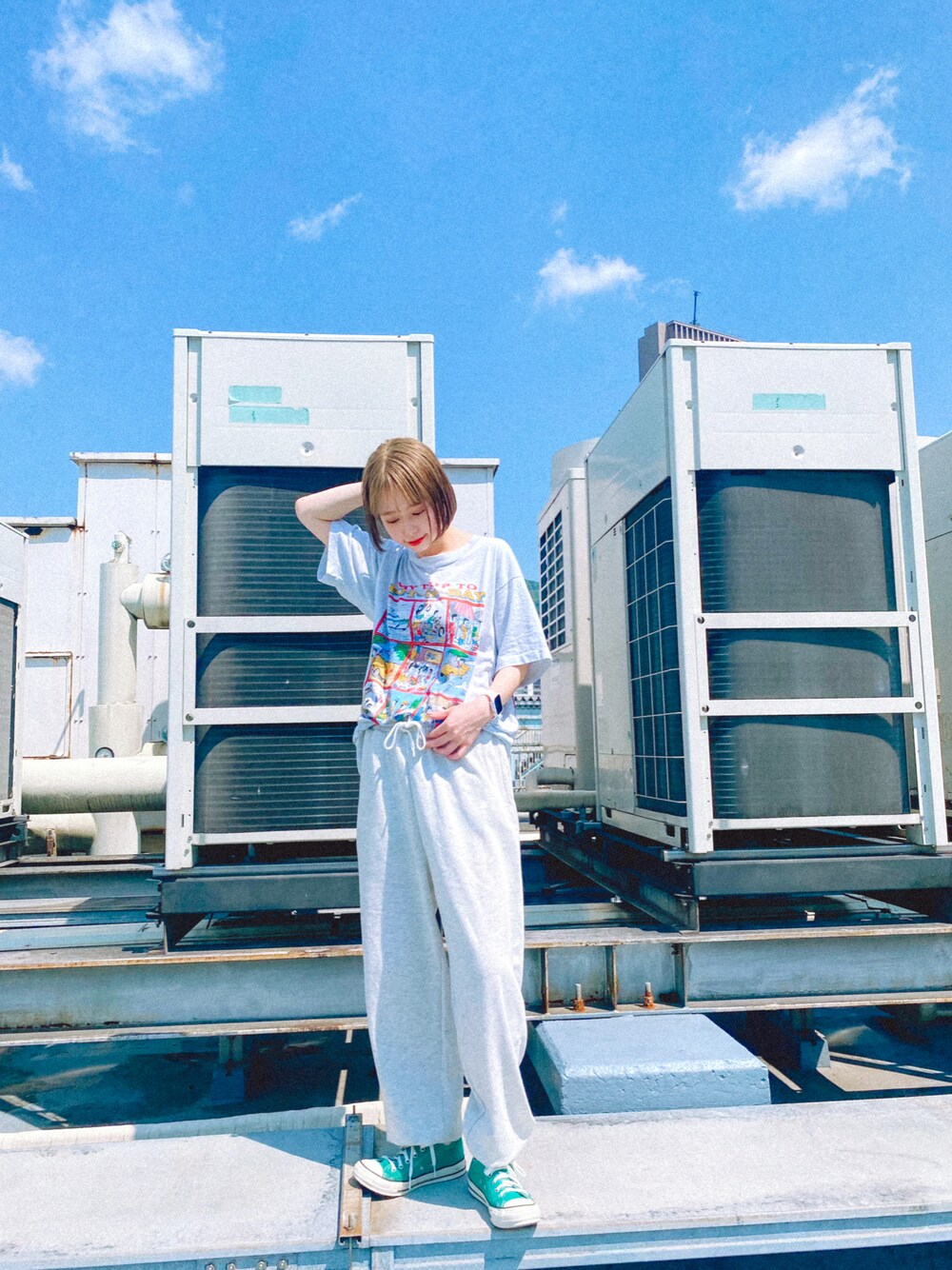 ベージュ系のスウェットパンツを着用したレディースの夏コーディネートの1枚目の写真