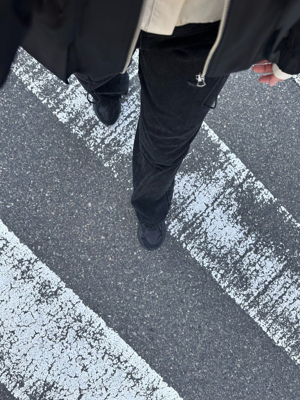 「TODAYFUL、ブラックデニム、スニーカーコーデ、大人カジュアル、オトナカジュアル、休日スタイル」｜「TODAYFULのOwen's Denim（デニムパンツ、ブラック系）」を使った、nayumiさん（レディース・158cm）の春コーディネートの1枚目の写真