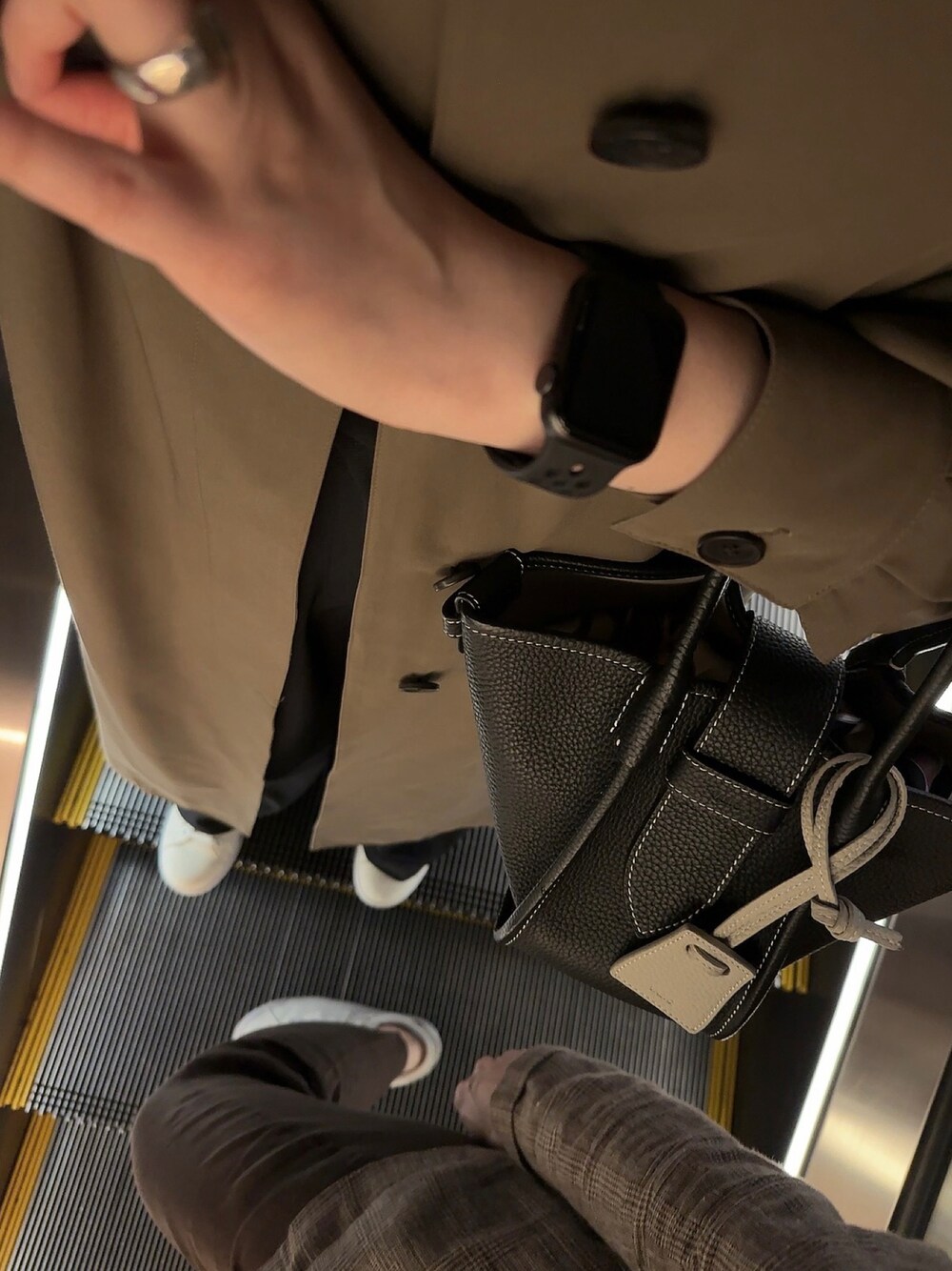 「シンプルスタイル、パンツスタイル、ブラックコーデ、TODAYFUL、UNIQLO、ユニクロ、シアートップス、スニーカーコーデ、VASIC、united arrows、大人カジュアル、オトナカジュアル、デート」｜「UNITED ARROWSの＜UNITED ARROWS＞C/P 2WAY コート W（その他アウター、グリーン系）」を使った、nayumiさん（レディース・158cm）の春コーディネートの1枚目の写真
