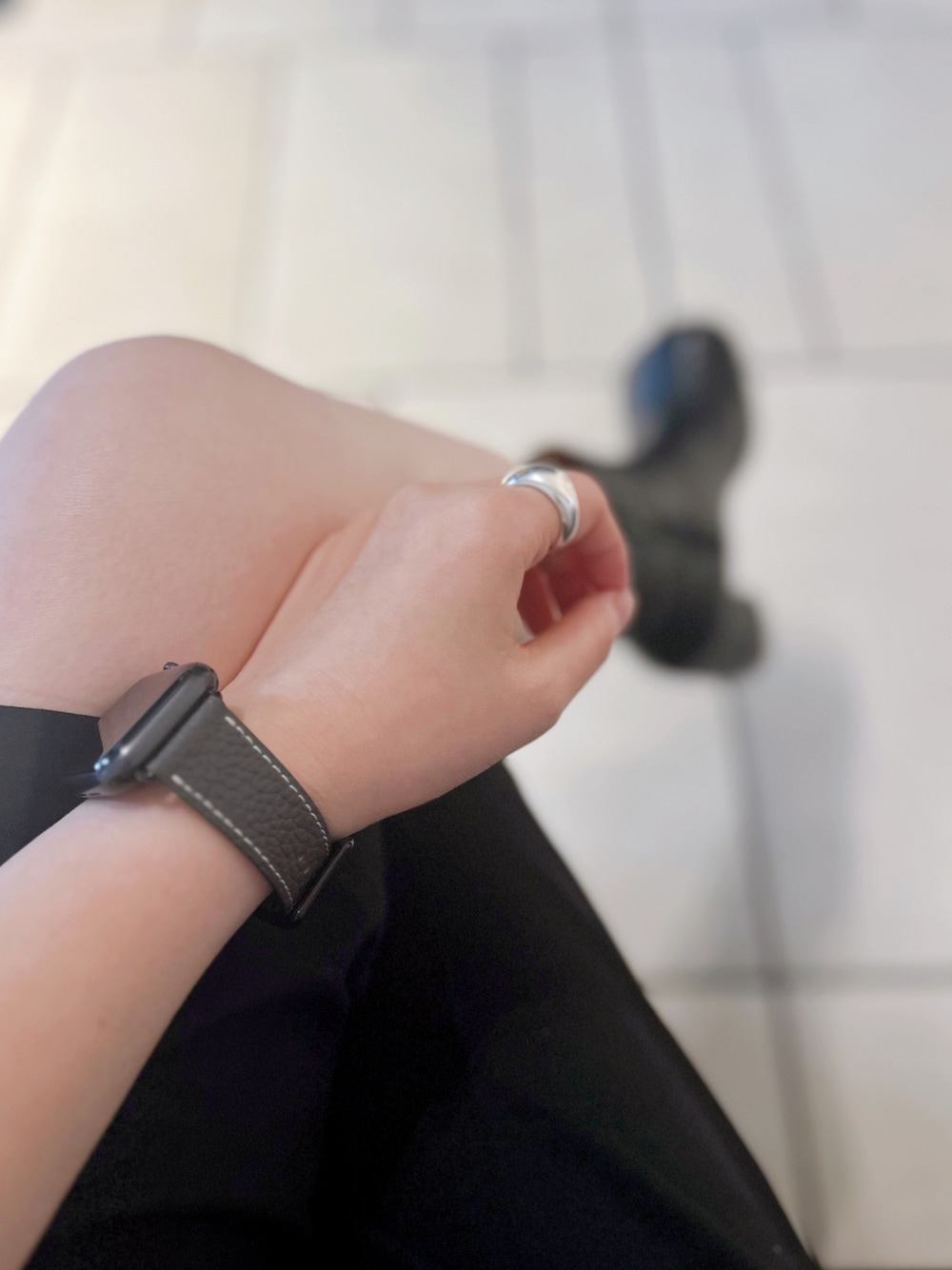 「休日コーデ、モノトーン、Apple Watch、腕時計、レザー、チャコールグレー、大人カジュアル、TODAYFUL、ブーツコーデ、ハーフパンツ」｜「e.m.のアイテム（リング、シルバー系）」を使った、nayumiさん（レディース・158cm）の秋コーディネートの1枚目の写真