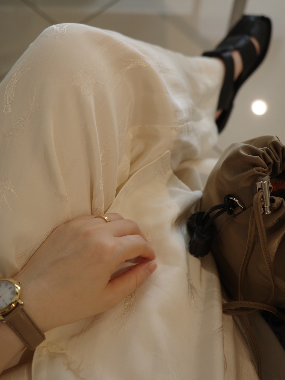 ホワイト系のシャツ/ブラウス、ホワイト系のその他パンツ、ブラック系のサンダルを着用したレディースの夏コーディネートの1枚目の写真