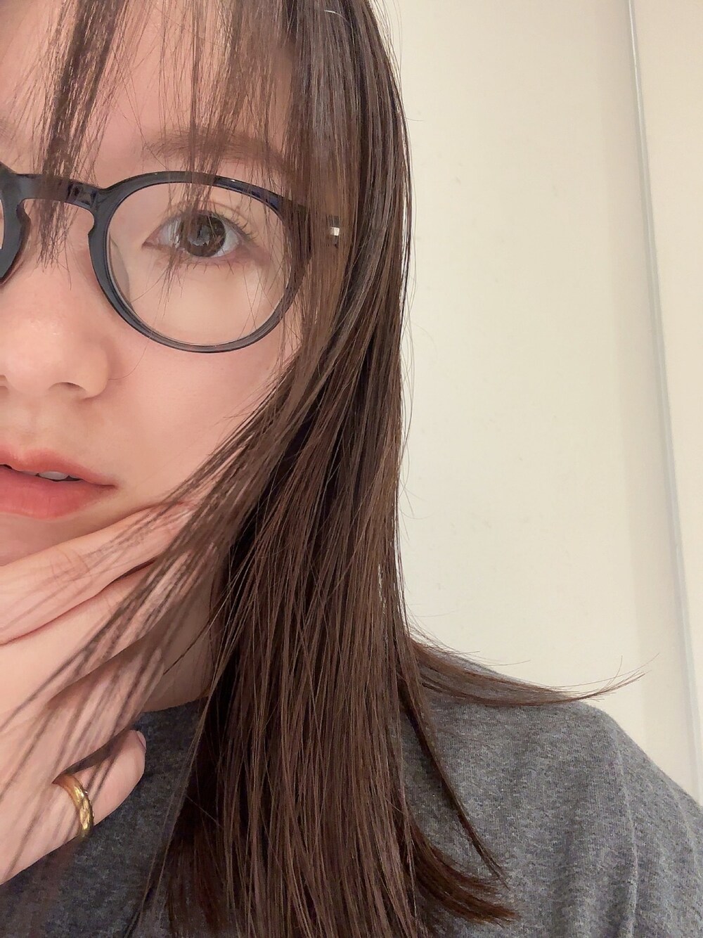 「大人カジュアル、休日スタイル、シンプル、ヘアスタイル、ストレートヘアー、縮毛矯正、メガネ女子、VASIC、ピンキーリング、ロングヘア、ミディアムヘア、TODAYFUL」｜「VASICのCord Pinky Ring（リング、ゴールド系）」を使った、nayumiさん（レディース・158cm）の春コーディネートの1枚目の写真