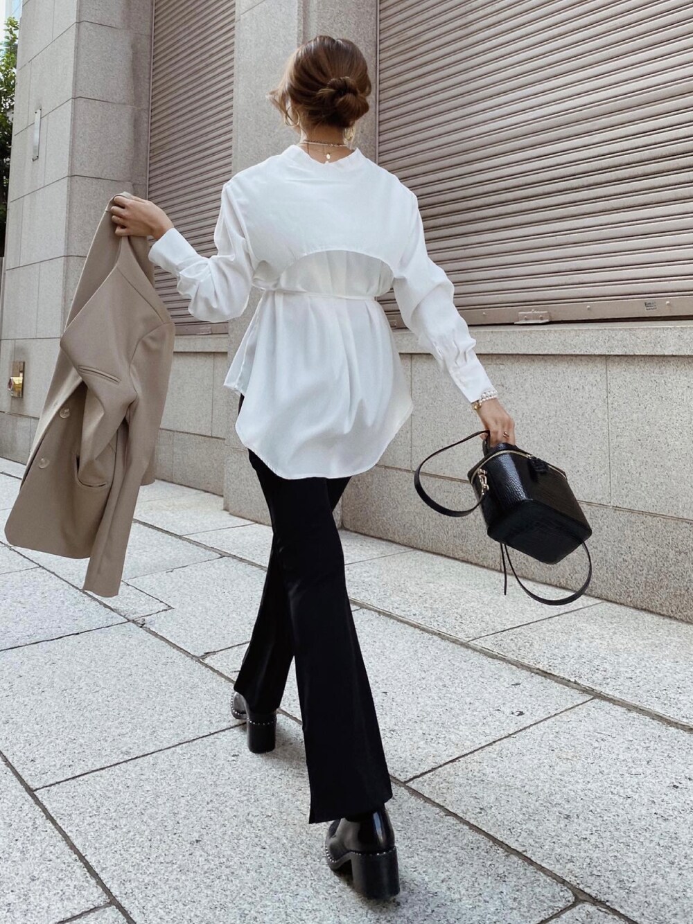 ホワイト系のシャツ/ブラウス、ブラック系のパンツ、ベージュ系のノーカラージャケットを着用したレディースの秋コーディネートの1枚目の写真