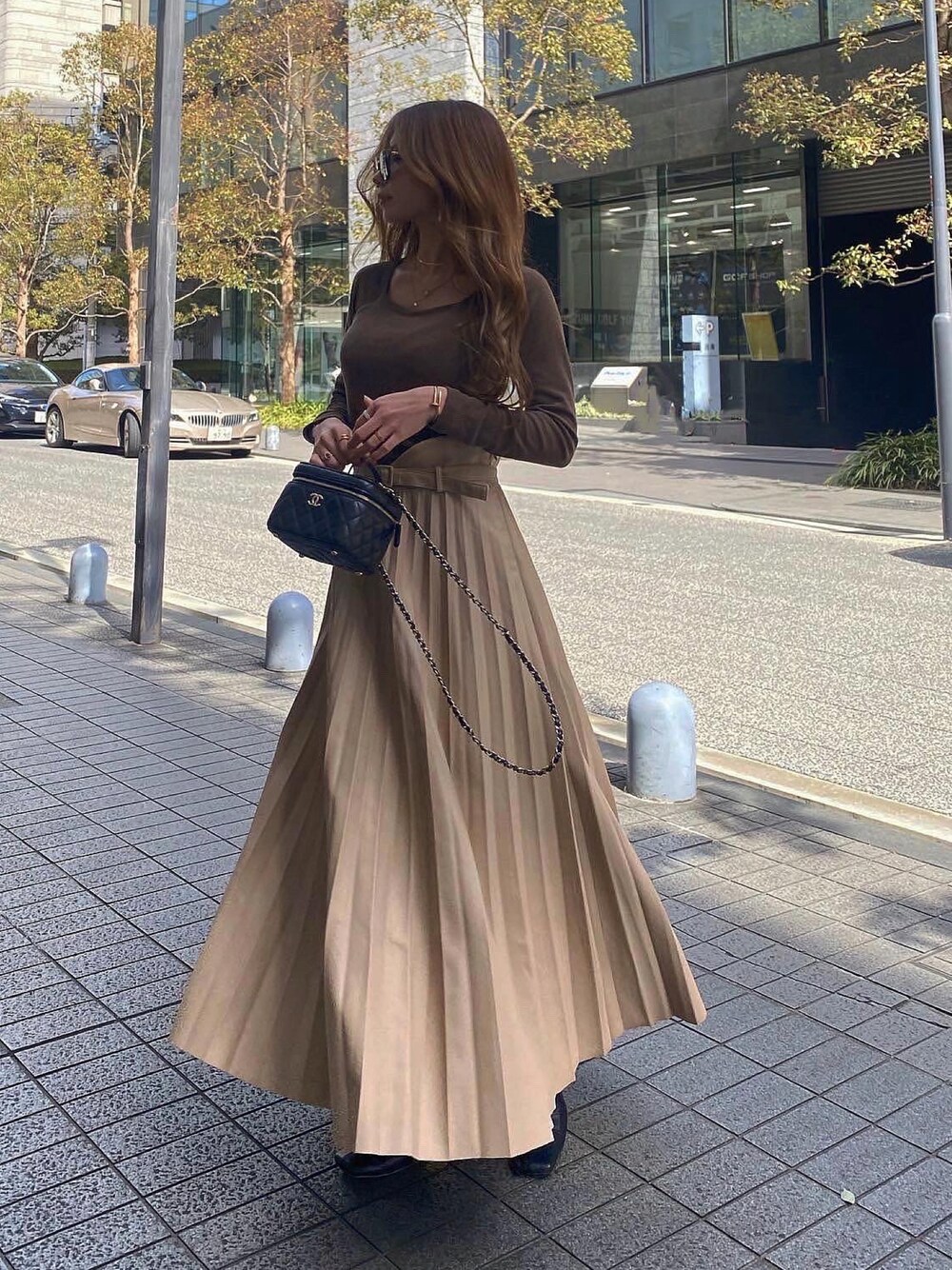 「オトナカジュアル、カジュアル、春夏コーデ、春服みてみて、madder vintage、ベージュ、ロングスカート、プリーツスカート、レザースカート、淡色コーデ、リブニット、きれいめカジュアル、キレイめ、モード、休日スタイル」｜「Madder vintageのアイテム（スカート、ベージュ系）」を使った、Akaneさん（レディース・163cm）の春コーディネートの1枚目の写真