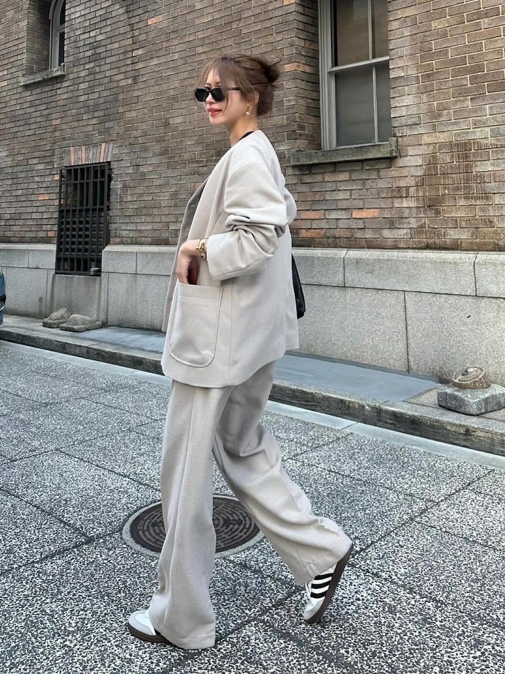「春のNewスタイル、春、楽チンコーデ、シンプルスタイル、プチプラコーデ、パンツコーデ、大人ファッション、スポーツミックス、madder vintage、SET UP、スニーカー、メンズファッション、オーバーサイズ、スラックス、セットアップ」｜「Madder vintageのアイテム（セットアップ、グレー系）」を使った、Akaneさん（レディース・163cm）の春コーディネートの1枚目の写真