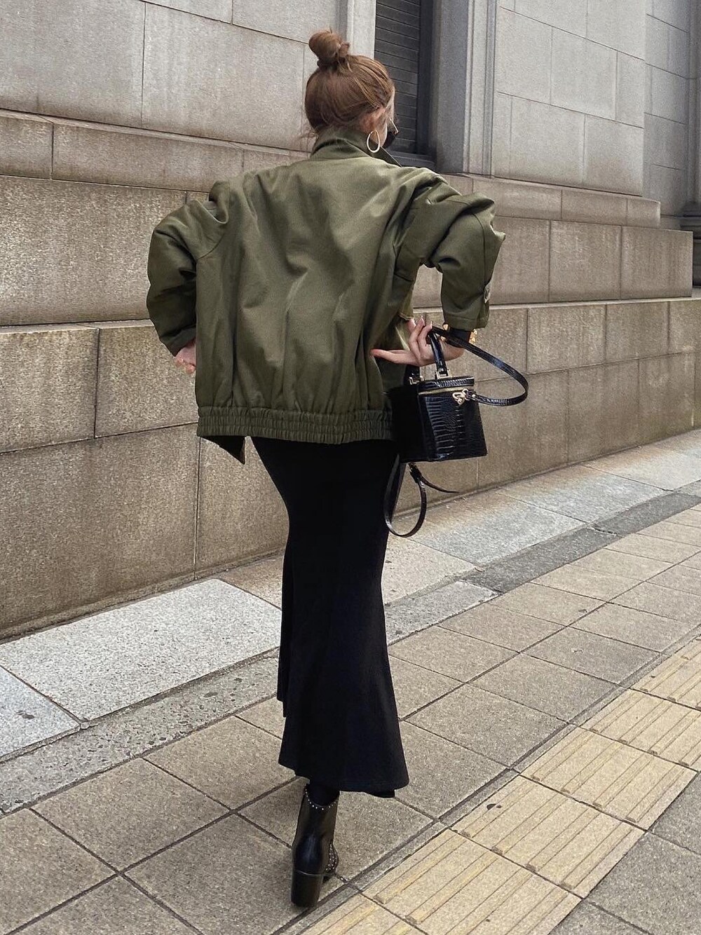 「休日コーデ、シンプル、大人女子、休日スタイル、madder vintage、マーメイドスカート、モード、MA-1、ブルゾン、大人カジュアル、ショートブーツ、ストリート、きれいめカジュアル、vintage、Dior」｜「Christian Diorのアイテム（MA-1、グリーン系）」を使った、Akaneさん（レディース・163cm）の秋コーディネートの1枚目の写真