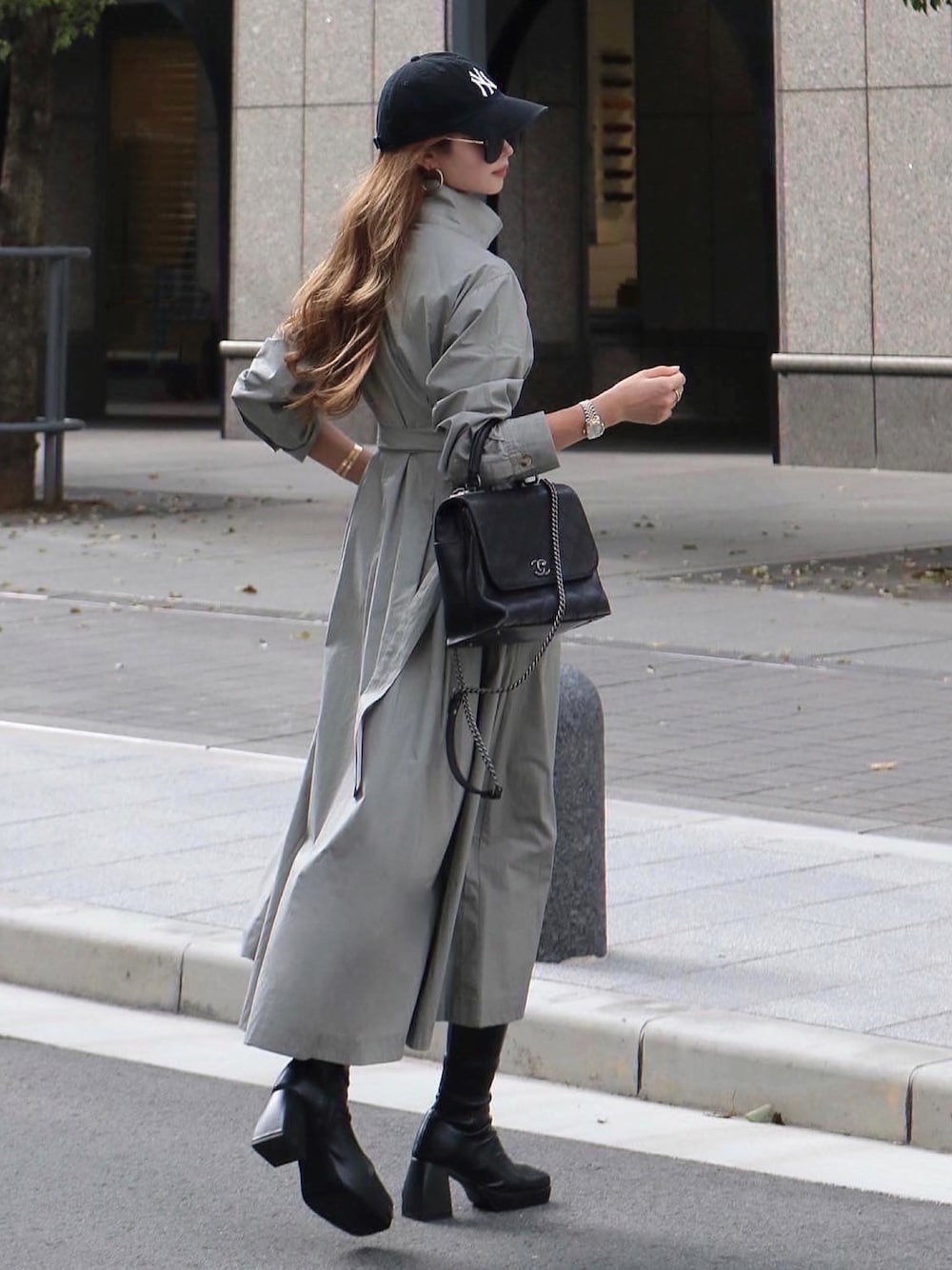 ブラック系のバッグ、その他のワンピース、ブラック系のキャップを着用したレディースの秋コーディネートの1枚目の写真