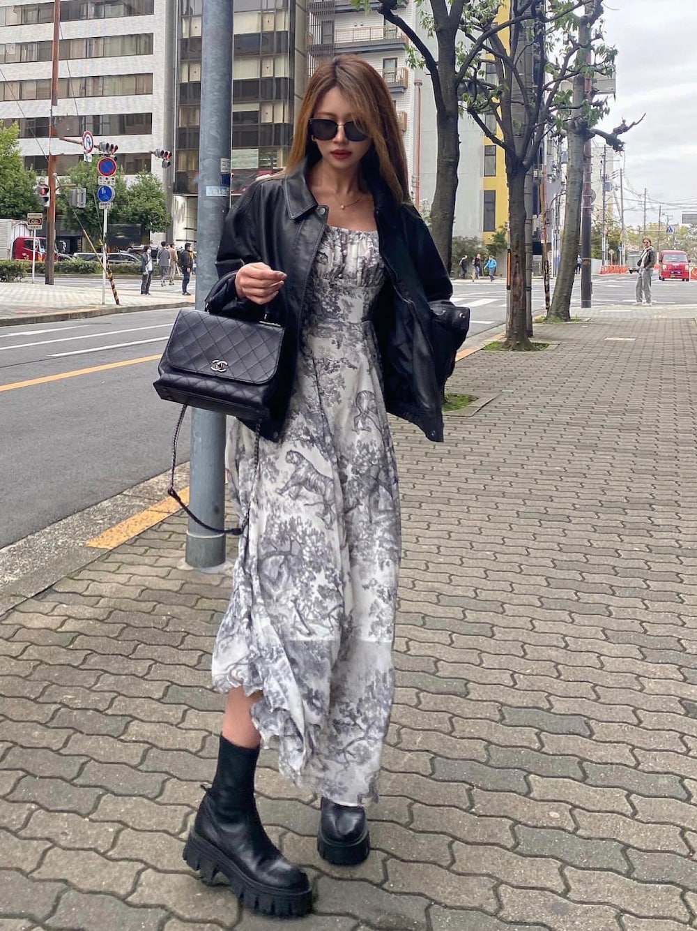 ブラック系のジャケット/アウター、ブラック系のワンピース、ブラック系のブーツを着用したレディースの春コーディネートの1枚目の写真